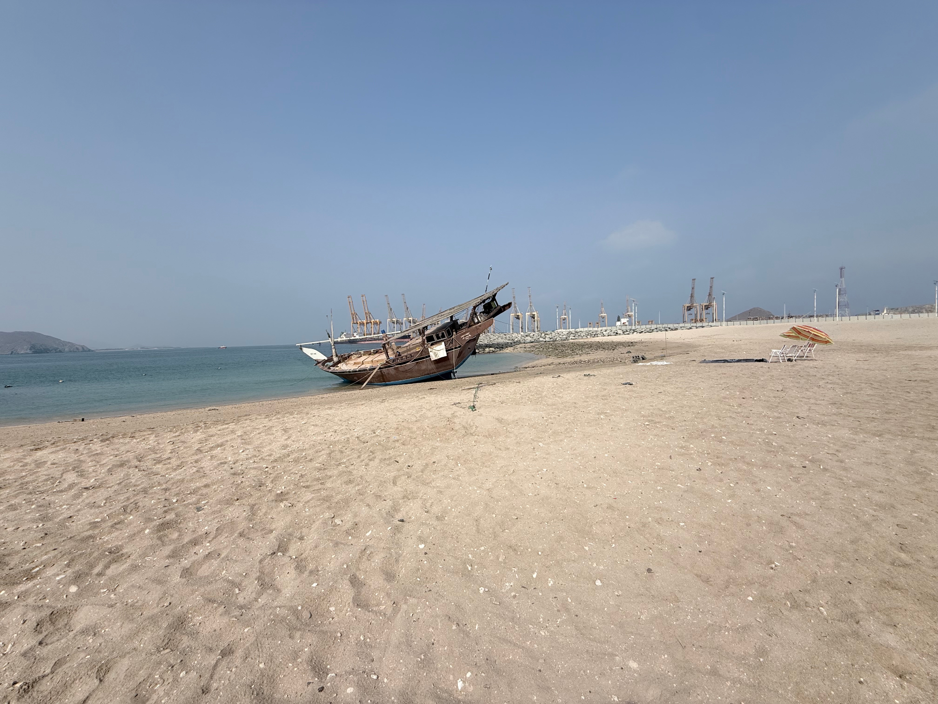 الدهو ورافعات الميناء